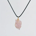 Detalle de colgante de cuarzo rosa irregular envuelto en hilo dorado con cordón negro - Cuarzo rosa