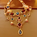 Collana multistrato dorata vintage con pietre rosse blu e perle bianche su pelle marrone - Collana con Pietre Preziose Multicolore in Stile Retro Palace / Oro-Blu-Rosso Scuro