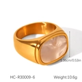 Macro-opname van gouden zegelring met beige schelpinleg en maataanduidingen detail - Gouden Brede Moeder Van Parel Marmer Stijl (HC-R30009-6)