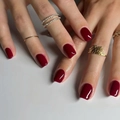 Uñas postizas cuadradas en color burdeos brillante con anillos dorados finos - Rojo Vino (JP3367)