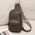 Braune Brusttasche mit Vintage-Muster und buntem 'LOVE'-Schultergurt für Damen - Kaffeebraun