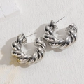 Schicke gedrehte Silber-Creolen mit hochglanzpolierter Metalloberfläche für Damen - Gedrehte Creolen / Platin