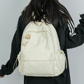 Weißer Cord-Rucksack für Damen mit Teddybär-Ansteckern in der Rückansicht am Model - Mit Bärenanhänger / Gebrochenes Weiß