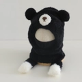 Détail de la peluche douce du bonnet enfant ours avec cache-oreilles et écharpe - 3-8 Ans / Noir