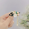 Detail of Pipa brooch with bird, floral motifs, pearls and elegant gold tassels - Bird on Branch