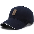 Gorra clásica de algodón azul marino con parche de cuero marrón y diseño de visera sándwich - Azul marino con etiqueta marrón (borde blanco)