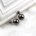 Boucles d'oreilles double perle gris anthracite au fini miroir sur fond en fausse fourrure - Noir Brillant