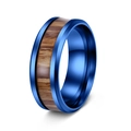 Nahaufnahme von blauem Titanring mit natürlicher Teakholzeinlage und abgeschrägten Kanten - US 7 / Blau Beschichtet + Teakholz