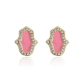 Detail van Hamsa-oorstokjes met roze emaille en goudkleurige zirkonia-kristallen in close-up - Hamsa Hand / Roze