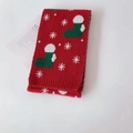 Roter Strickschal mit weißen Schneeflocken und grünen Socken als Weihnachtsgeschenk - Weihnachtssocke Rot