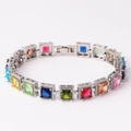 Elegante zilveren armband met kleurrijke vierkant geslepen zirkonia steentjes op rij - Vierkante Stijl