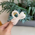 Dettaglio di un fermaglio per capelli in acetato crema con molla in metallo dorato - Bianco Gelatina - Fiocco Piccolo