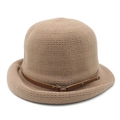 Détail d'un chapeau cloche en tricot kaki avec une ceinture en cuir marron et boucle - M (56-58cm) / Brun