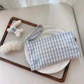 Dettaglio borsa in cotone a quadretti blu con ricamo a fiocco su piatto bianco - Phone Bag