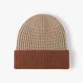 Gorro de punto bicolor caqui y caramelo con diseño trenzado y borde acanalado suave - Caqui