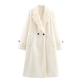 Vue détaillée du boutonnage croisé et du lainage doux de ce long manteau couleur crème - XS / Blanc