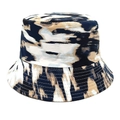 Detail van navy en beige tie-dye vissershoed met versterkte stiksels op de rand - M (56-58cm) / Marineblauw