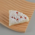 PVC-Modell eines dreieckigen Klebreis-Zongzi mit roten Bohnen auf Holztablett - Rote Bohnen Reisknödel