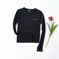Detail van naadloze zwarte fitness top met ademende mesh panelen en logo - S / Zwart