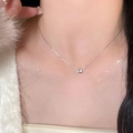 Dichtbij opname van zilveren zirkoon bloem hanger ketting gedragen op een model - 6-Klauw Enkele Steen / Zilver