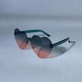 Lunettes de soleil cœur Y2K avec verres dégradés bleu-rose et branches vertes - Dégradé vert à rose