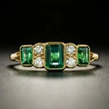 Vintage-Ring aus Gold mit grünem Smaragdschliff-Edelstein, Diamanten und Milgrain-Details - US 7 / Gold
