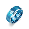 Vista macro di anello glitterato blu con motivo a corona e incisione Her King all'interno - Taglia 6 / Stile Her King / Blu