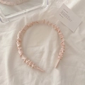 Serre-tête en satin plissé rose élégant pour femme sur fond de tissu blanc doux - Rose Clair
