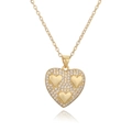 Vergulde hart hanger ketting met zirkonia stenen op een witte achtergrond met reflectie - 18K Goud Ingelegd Met Drie Kleine Hartjes (24546)