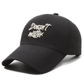 Klassische schwarze Baseballkappe mit weißer Doesn't Matter Stickerei und Schirm - Schwarz