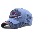 Primer plano de gorra de béisbol vaquera desgastada con bordado de New York y deshilachados - Azul