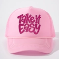 Detail van roze trucker pet met Take it Easy print op schuimvoorpaneel en mesh achter - Roze