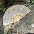 Ventaglio pieghevole in seta di Suzhou con fiori gialli e farfalla ricamata su bambù - Coniglio di Osmanto