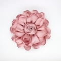 Detailansicht der handgefertigten Satin-Rosenbrosche in Vintage-Rosa mit Seidenstruktur - Dual Use (Brosche/Haarspange) / Altrosa