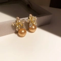 Detail van gouden bloemoorbellen met kristallen en grote gouden pareldruppels - 21# 925 Sterling zilveren oorbelpost Champagne parelbloem
