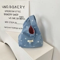 Detail einer Denim-Tasche mit weißen Sternen, rot-weiß kariertem Futter und Sezakka-Label - Stern Dunkelblau