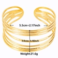 Detailansicht eines 18k vergoldeten Edelstahlarmbands mit 3cm Breite und Maßen - Gold