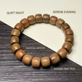 Bracelet ethnique en perles de santal vert avec texture de grain de bois naturel - Bois de Santal Vert 10x11mm
