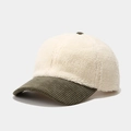 Détail de la casquette de baseball en laine d'agneau avec visière en velours côtelé - Réglable / Vert Militaire