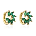 Dettaglio di orecchini a cerchio placcati oro con zirconi verdi taglio marquise a stella - Huggie Verde Radiale a Petali