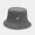 Détail du chapeau bob en coton délavé avec broderie avion blanc et œillets d'aération - M (56-58cm) / Gris