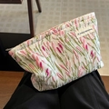 Borsa da trucco in tela con motivi a tulipano ed etichetta A GOGO in un contesto domestico - Salice Rosa