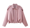 Dettaglio del bomber corto rosa con revers e spalline su sfondo bianco pulito - S / Rosa