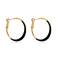 Vista macro de pendientes de aro dorados con esmalte negro y sello de plata S925 - Negro