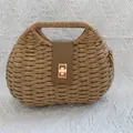 Beige handgewebte Stroh-Handtasche mit braunem Kunstlederband und goldener Schließe - Khaki