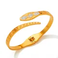 Eleganter goldener Schlangenarmreif mit funkelnden Kristallen und feiner Schuppenstruktur - Gitterstruktur (KAS861) / Gold