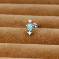 Macro-opname van zilveren roestvrijstalen oorsteker met blauwe turquoise en zirkonia - Zilver