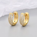 Detail der vergoldeten 925 Sterling Silber Creolen mit Mikro-Pavé-Zirkonia-Besatz - Vollbesetzter Diamant-Stil / Groß / Gold