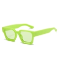 Occhiali da sole squadrati con montura spessa verde neon visti da un angolo di 45 gradi - Regolare / Montatura Verde Fluorescente Lenti Verdi