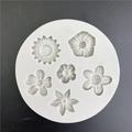 Stampo rotondo in silicone bianco con sei diverse forme di fiori per dolci e fai da te - Stile 1 (6 Cavità Fiori Misti)